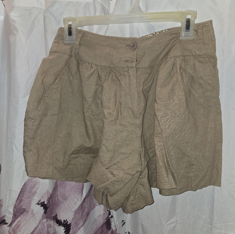 Iris Basic tan shorts size M